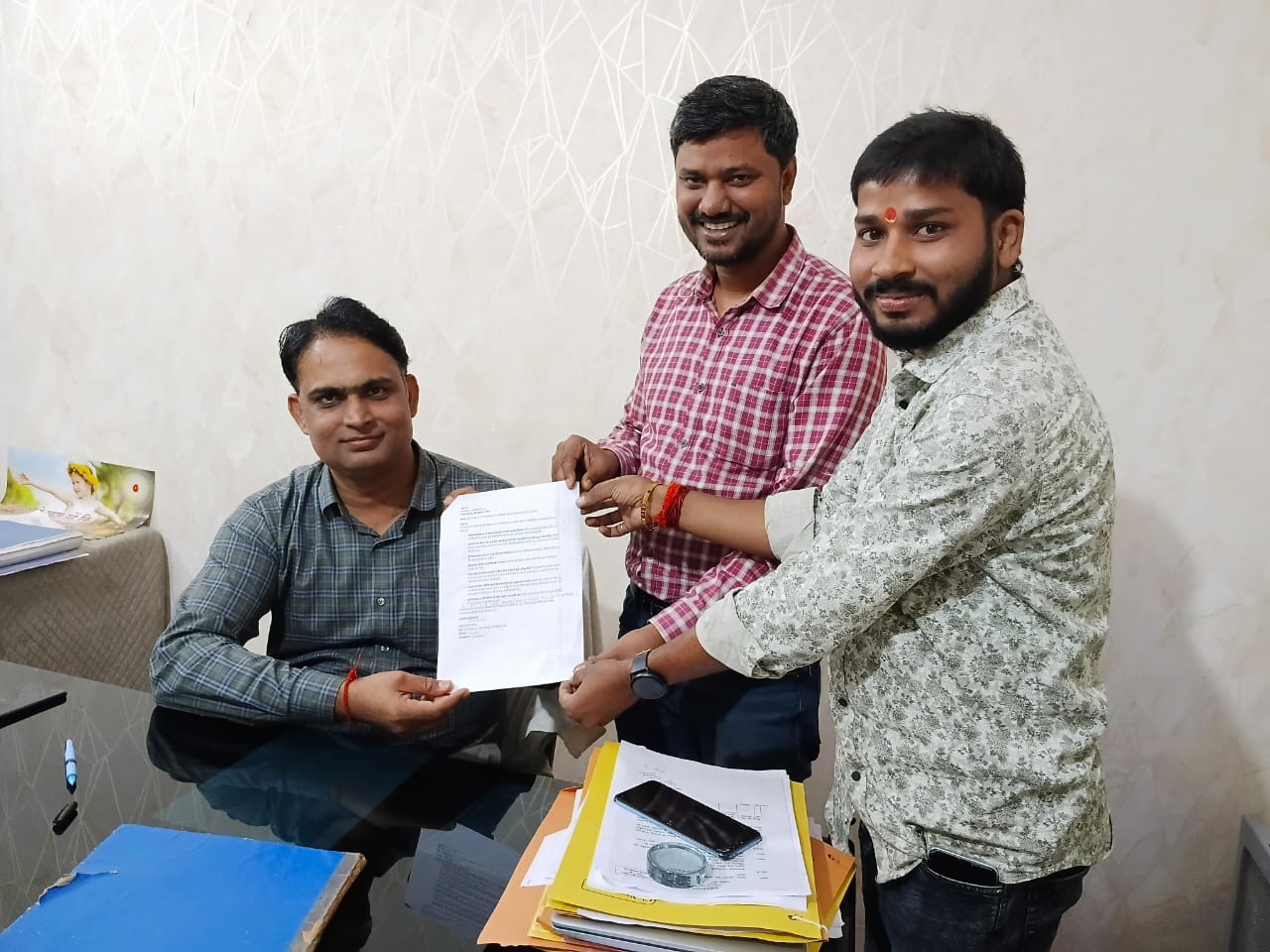 संतोष प्रकाश ने वार्ड 10 की समस्याओं को लेकर EO को आवेदन दिया